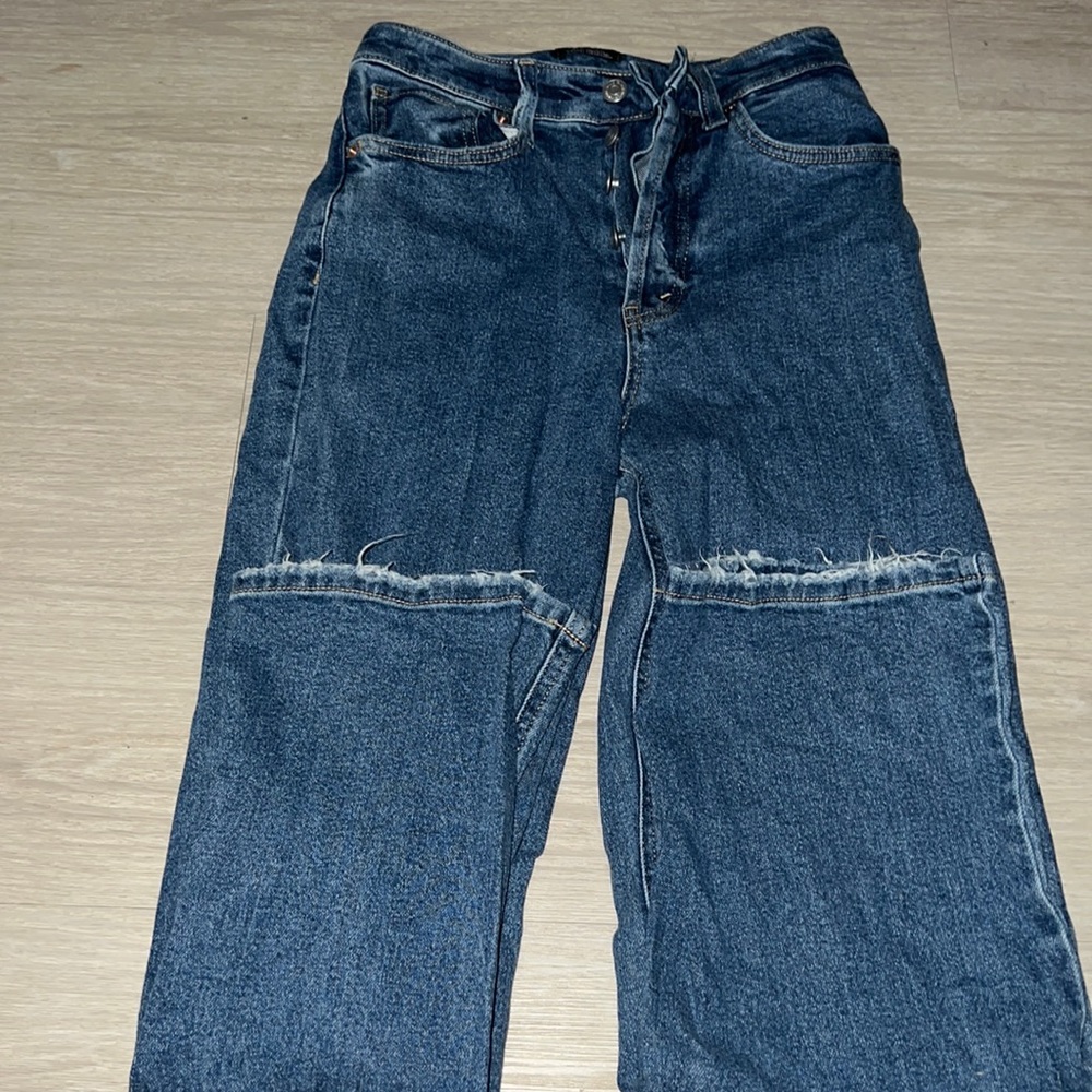 The jeans are a dark color, they are a button up.